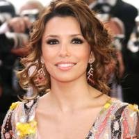Eva Longoria Kenakan Gaun Transparan